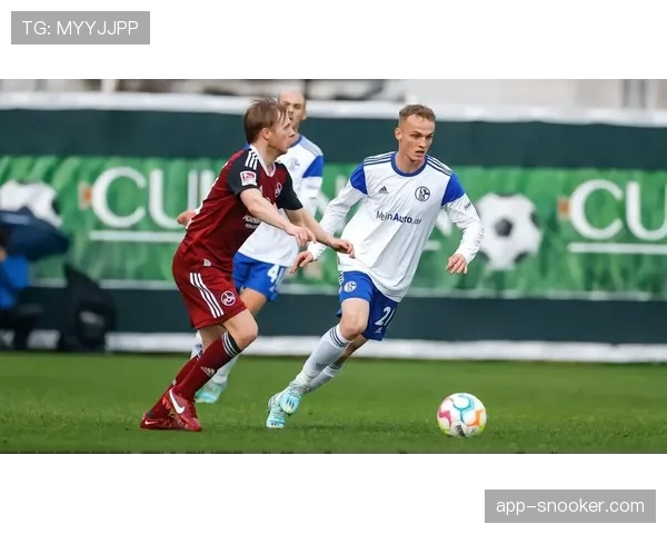 战术板：美因茨通过一次标准的“边中卫前顶-边后卫收缩”成功封锁肋部